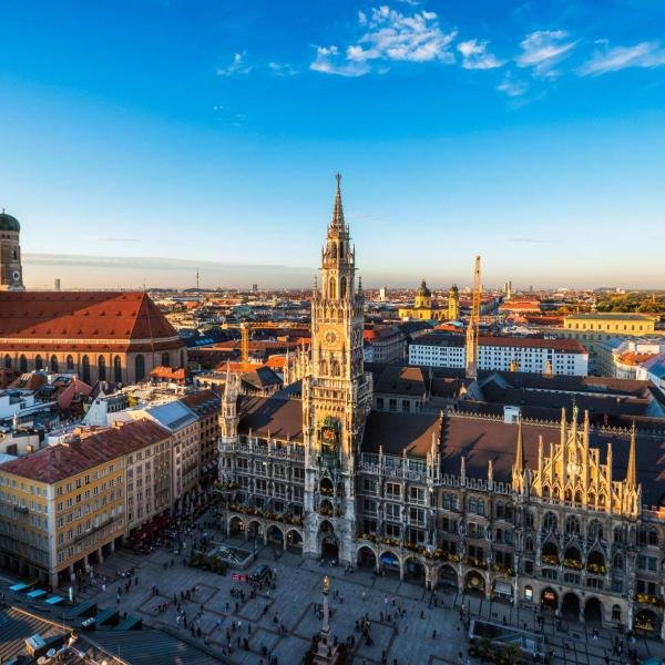 Professionelle Luftaufnahmen von Gebäuden und architektonischen Details für Immobilienprojekte.