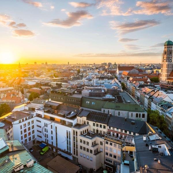 Luftaufnahmen einer urbanen Skyline bei Sonnenuntergang – ideal für Immobilien und Marketing.