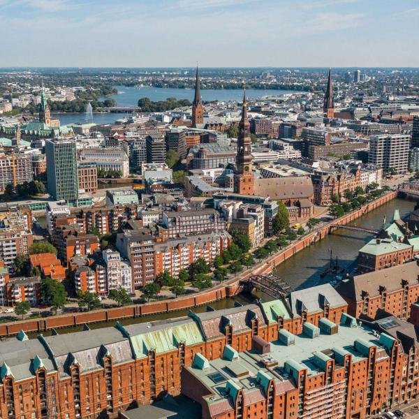 Luftaufnahme der Hamburger Speicherstadt und Skyline bei Tageslicht